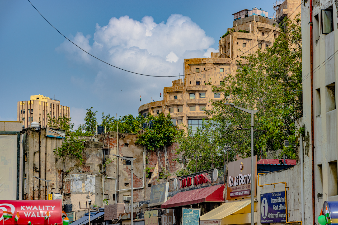 Lively New Delhi street with heritage buildings, showcasing Indian urban life.